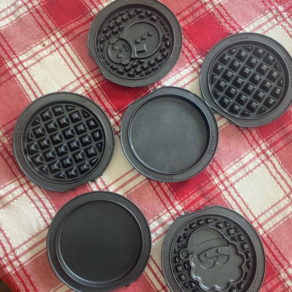 Dash Mini Maker Plates with Storage Case Waffle and Griddle Plates. 6